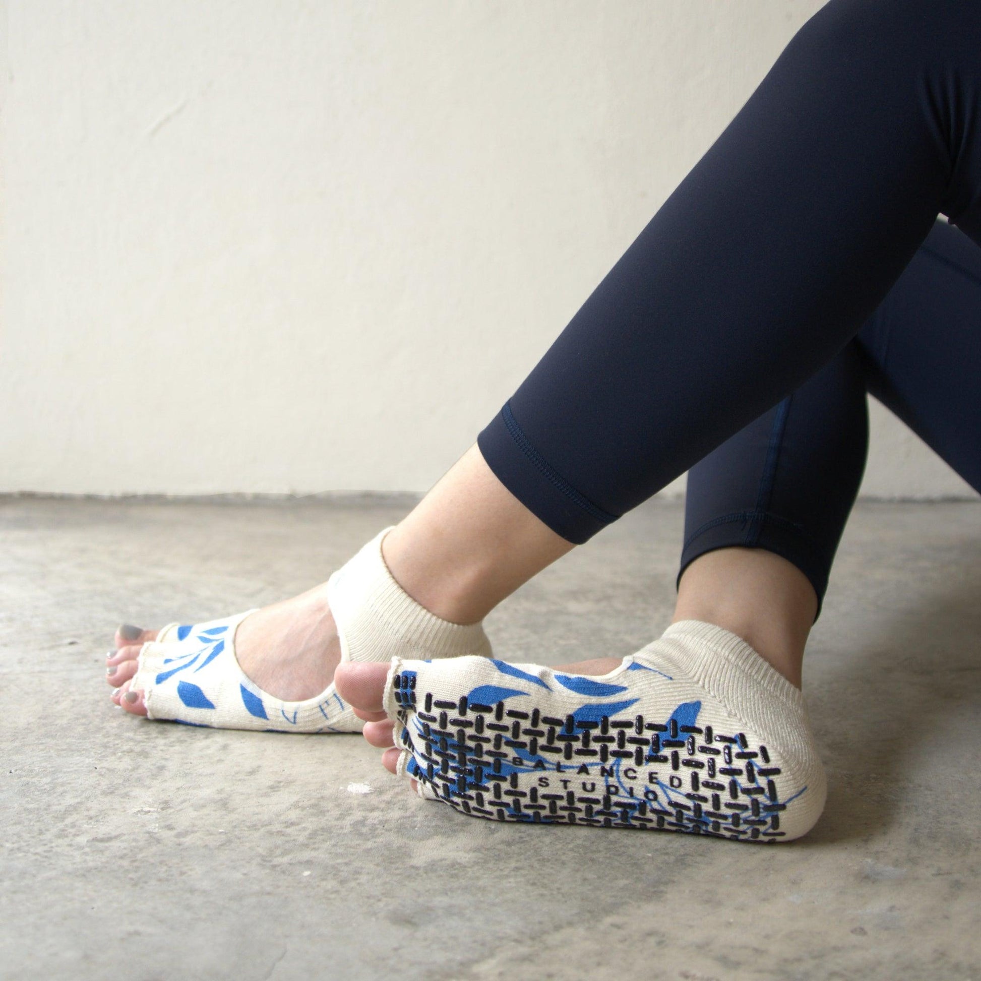 Toeless Ankle Grip Socks (Blue Floral) – Balanced Studio